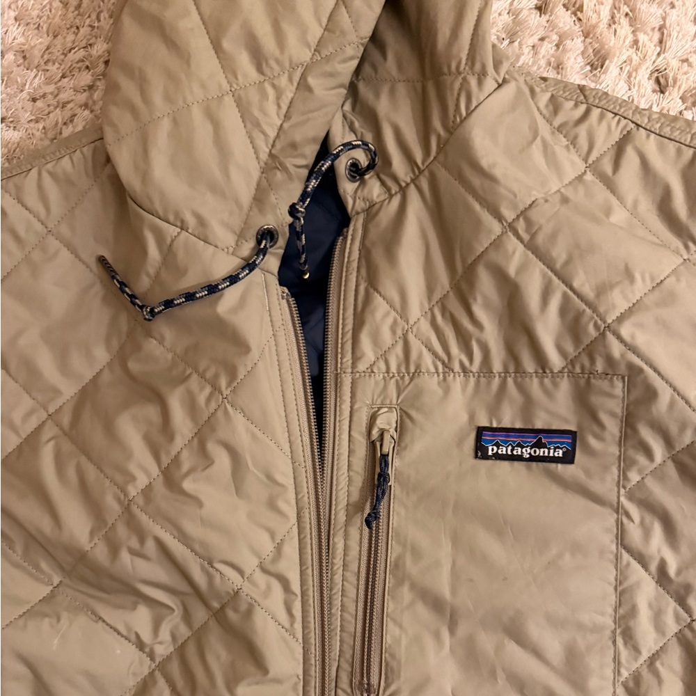 Diamond quilted light weight PATAGONIA jacket. Men’s size large tan and navy - Picture 3 of 12